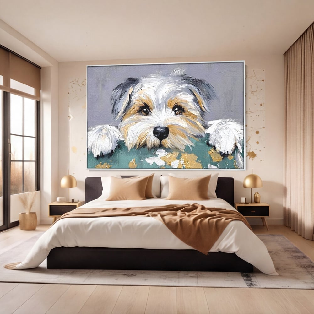 Tablou canvas cu pictura cu catel yorkshire privind curios, in rama de aluminiu argintiu, pe perete intr-un dormitor